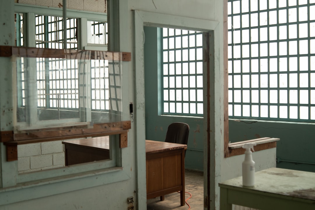 You are currently viewing 故事: 與職業殺手的對話 – 前FBI探員探訪在押殺手，揭露其內心世界。