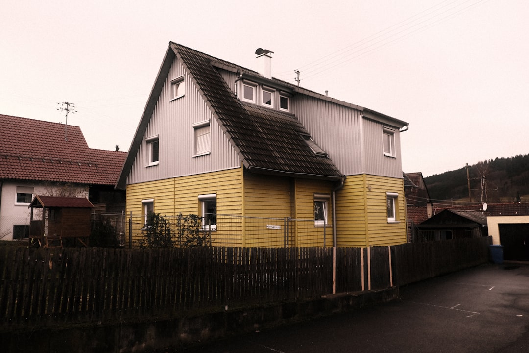 You are currently viewing 彰化九戶透天歪斜！鄰居蓋樓送你免費「斜塔」