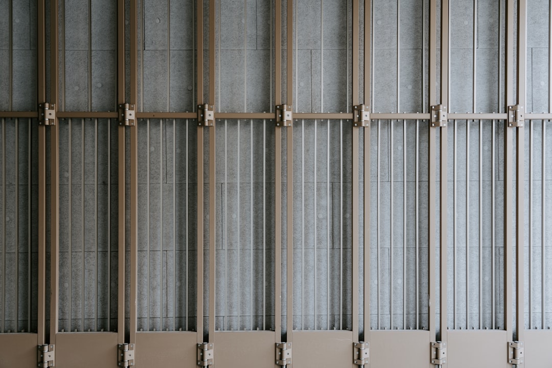 You are currently viewing 電商小型倉庫的貨架配置範例與坪效提升術 — 小空間大容量的收納策略與庫存管理技巧