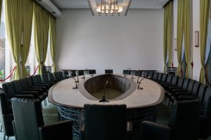 Read more about the article 苓雅區會議室租借比較：場地、交通與餐飲配套