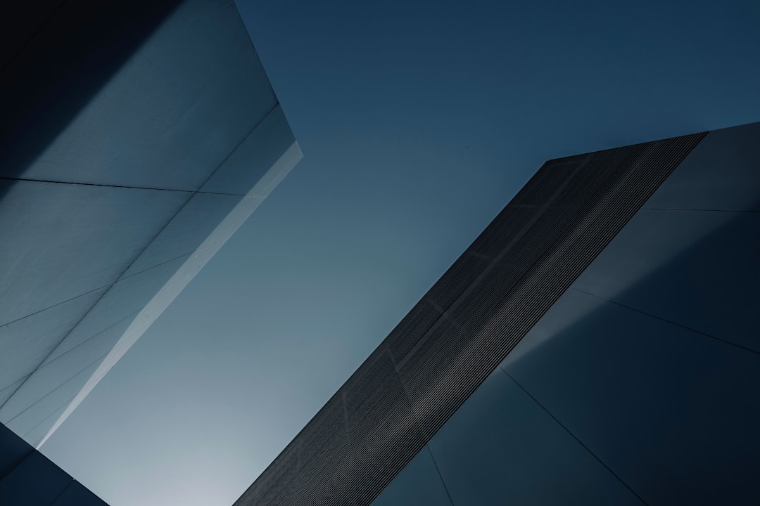 You are currently viewing 半導體無塵室清潔有多嚴格？為什麼連灰塵大小都有標準？